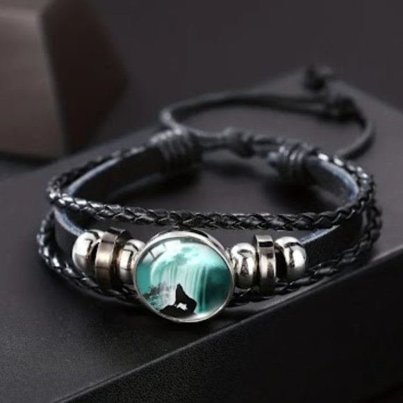 Wolf In the Moonlight Handmade PU Leather Bracelet Green with Howling Wolf - Picture 1 of 3